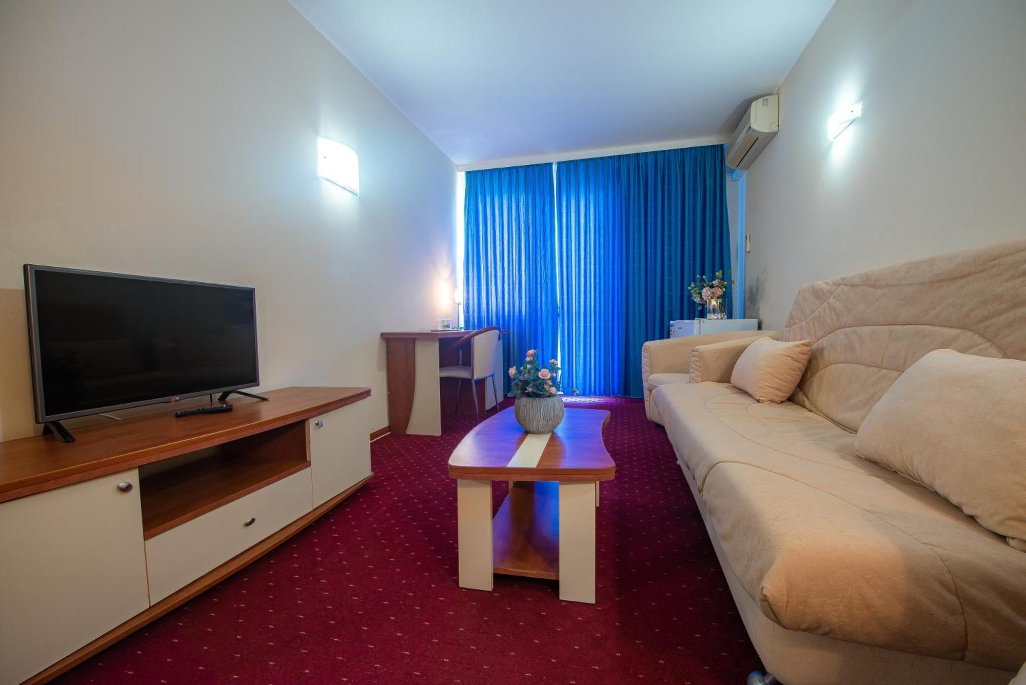 Hotel Doina เนพทุน ภายนอก รูปภาพ