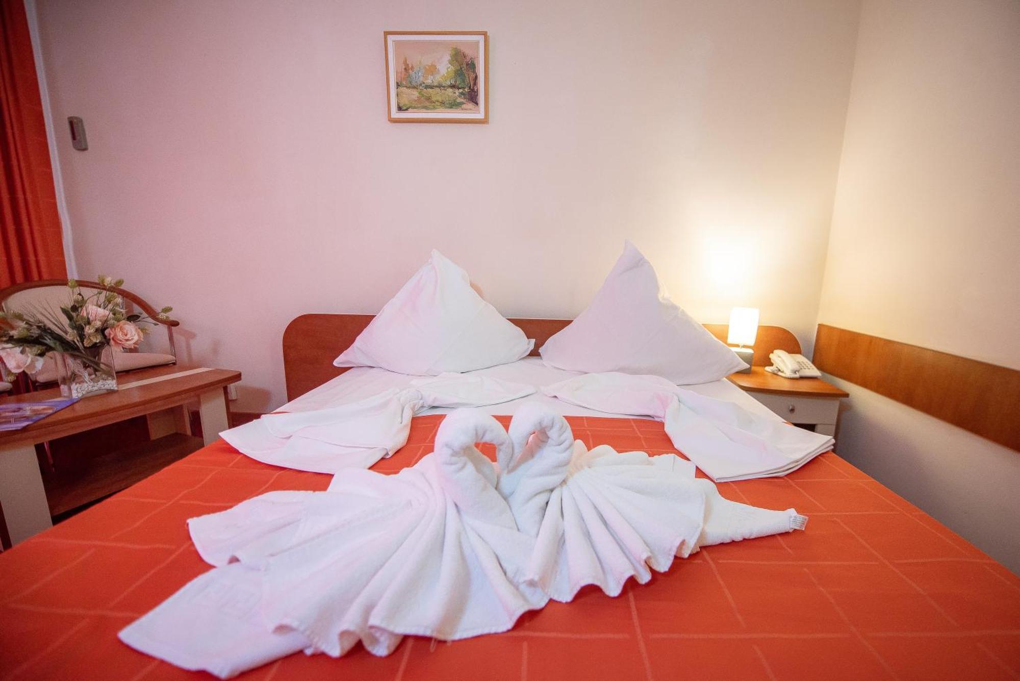 Hotel Doina เนพทุน ภายนอก รูปภาพ