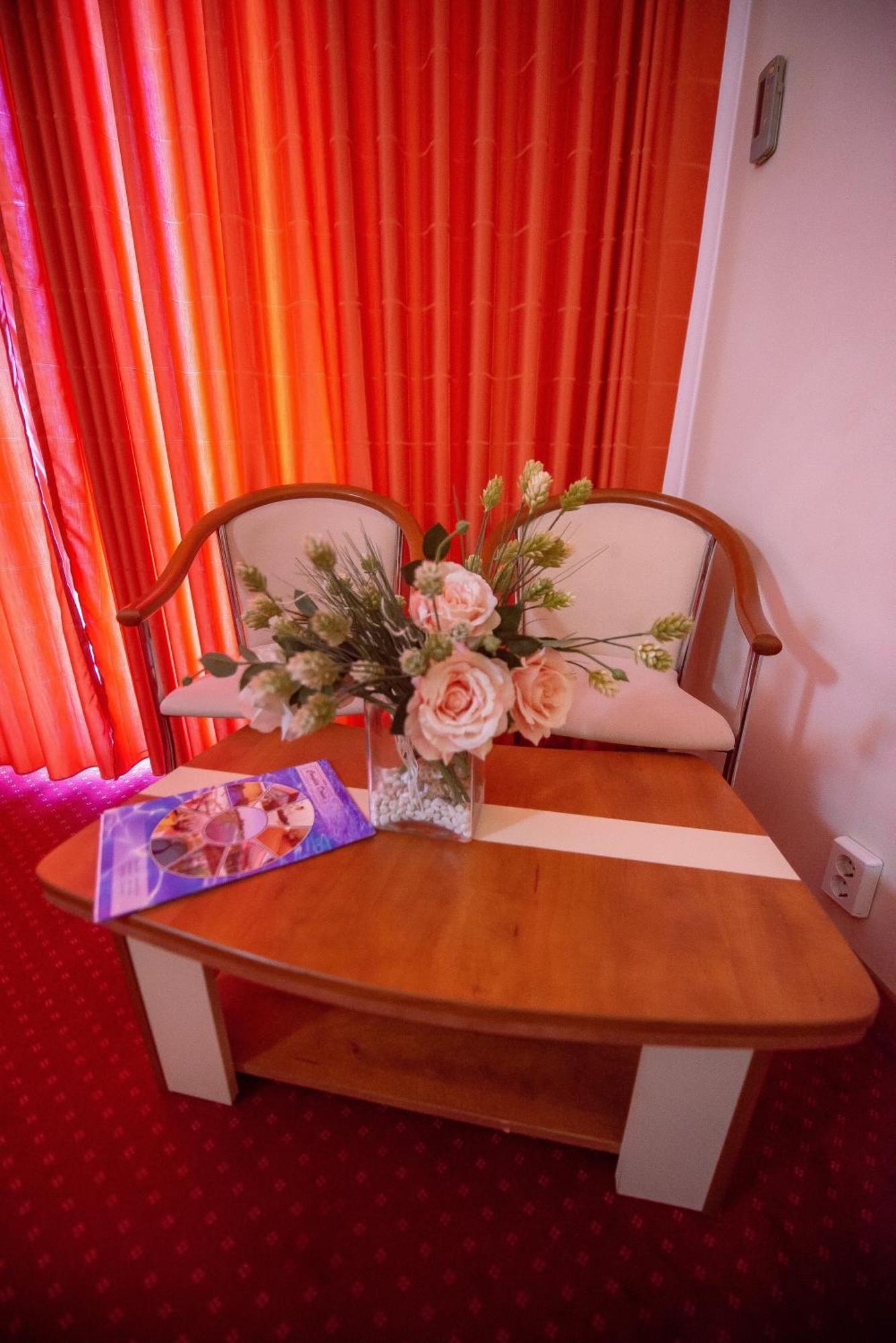Hotel Doina เนพทุน ภายนอก รูปภาพ