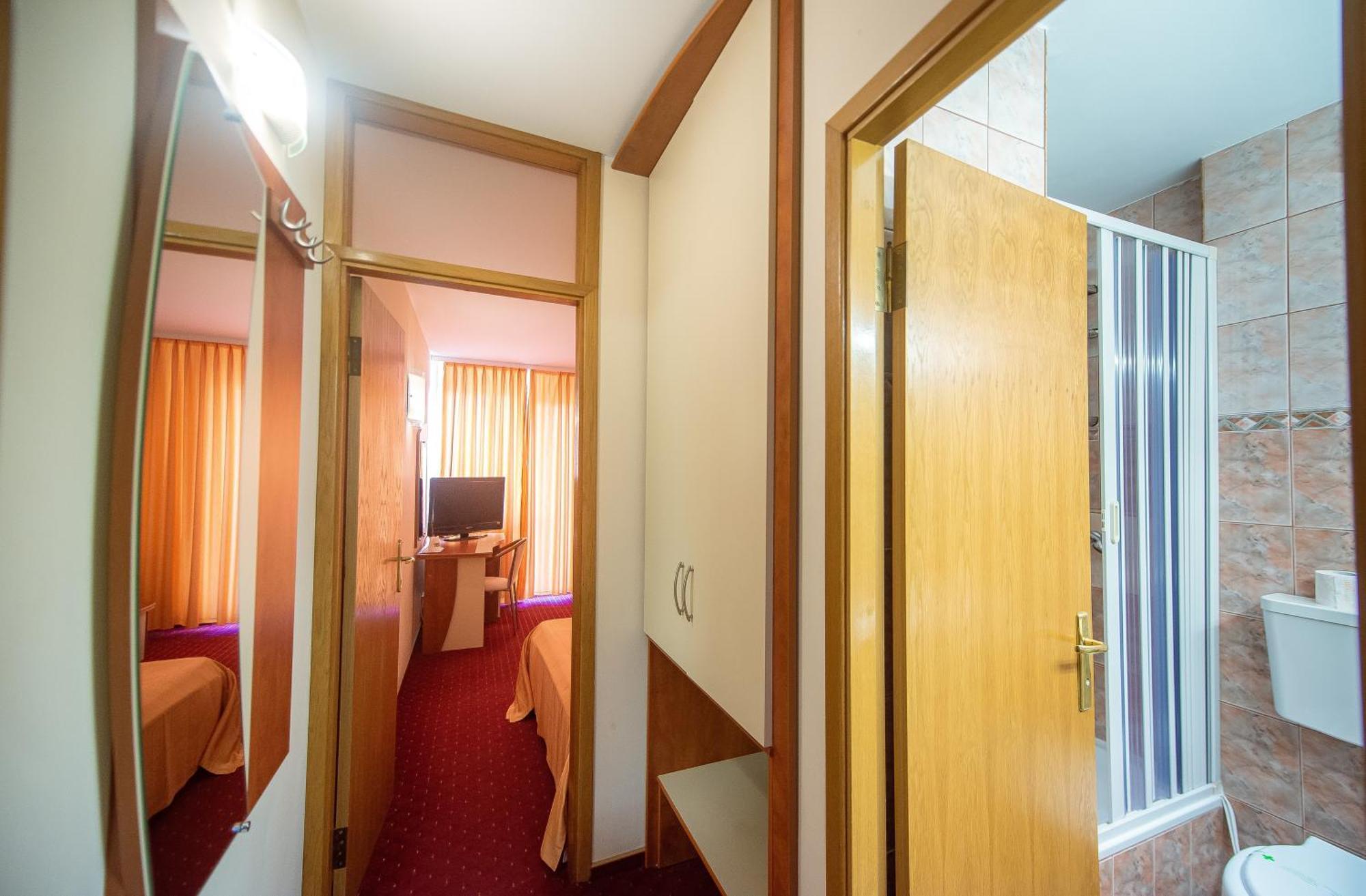 Hotel Doina เนพทุน ภายนอก รูปภาพ