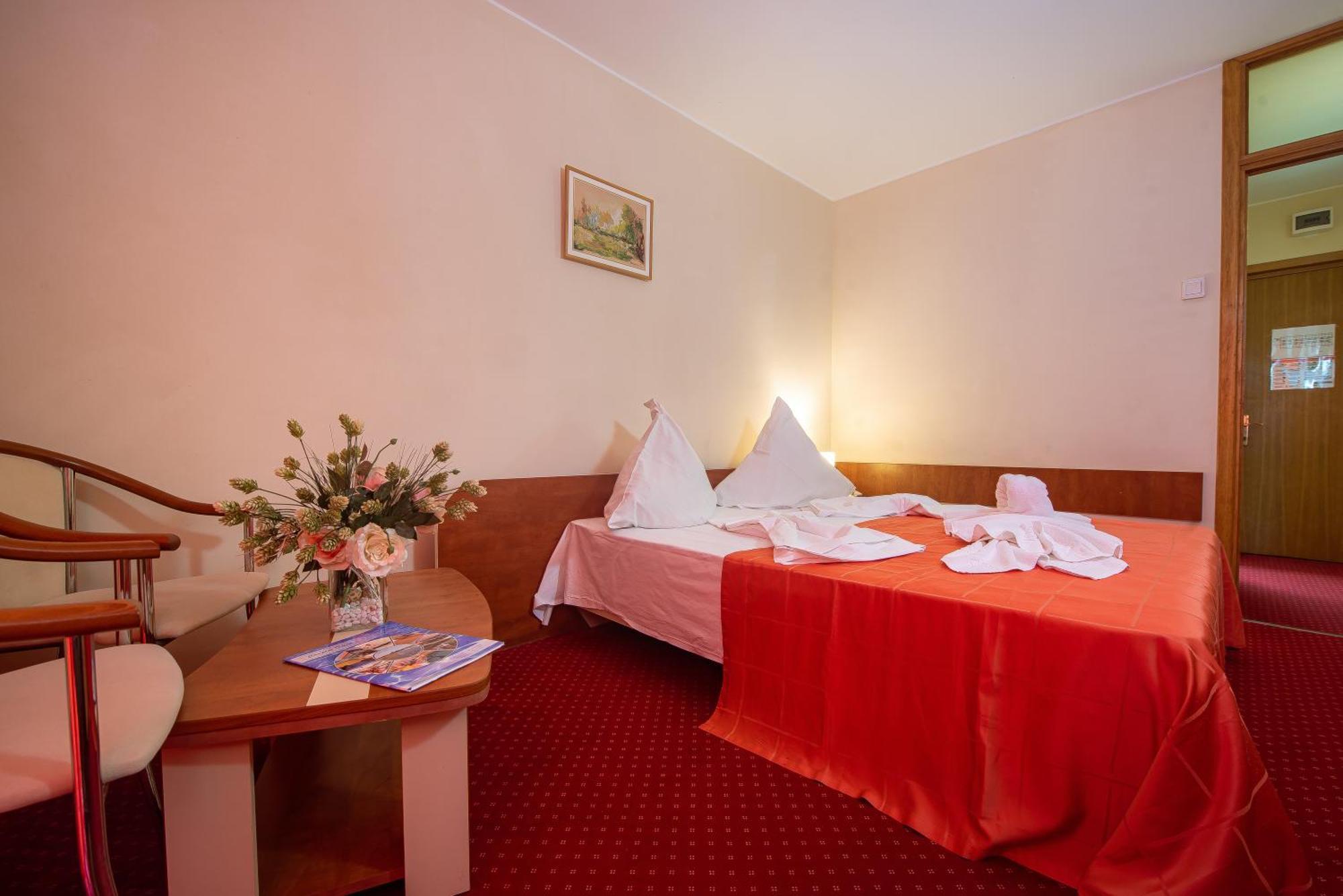 Hotel Doina เนพทุน ภายนอก รูปภาพ